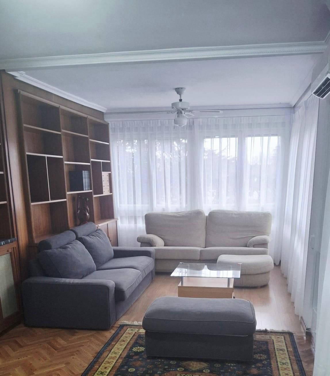 Living room of Flat to rent in  Madrid Capital  with Air Conditioner, Heating and Parquet flooring
