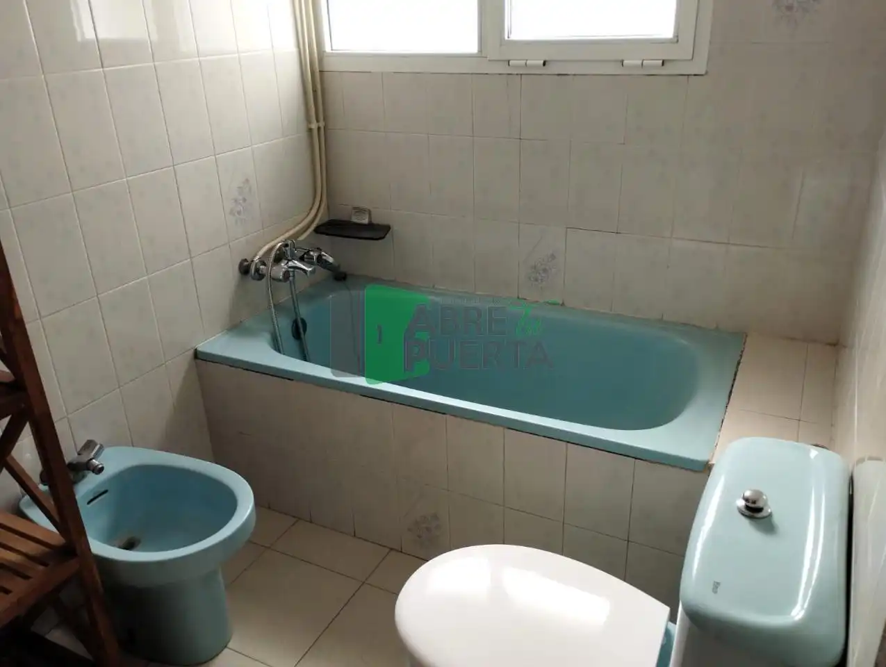 Bany de Àtic en venda en A Pobra de Trives  amb Calefacció, Parquet i Moblat
