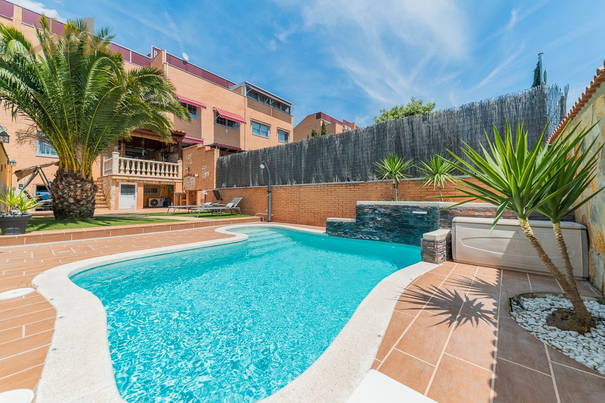 Piscina de Casa adosada en venda en Arroyomolinos (Madrid) amb Aire condicionat, Jardí privat i Terrassa