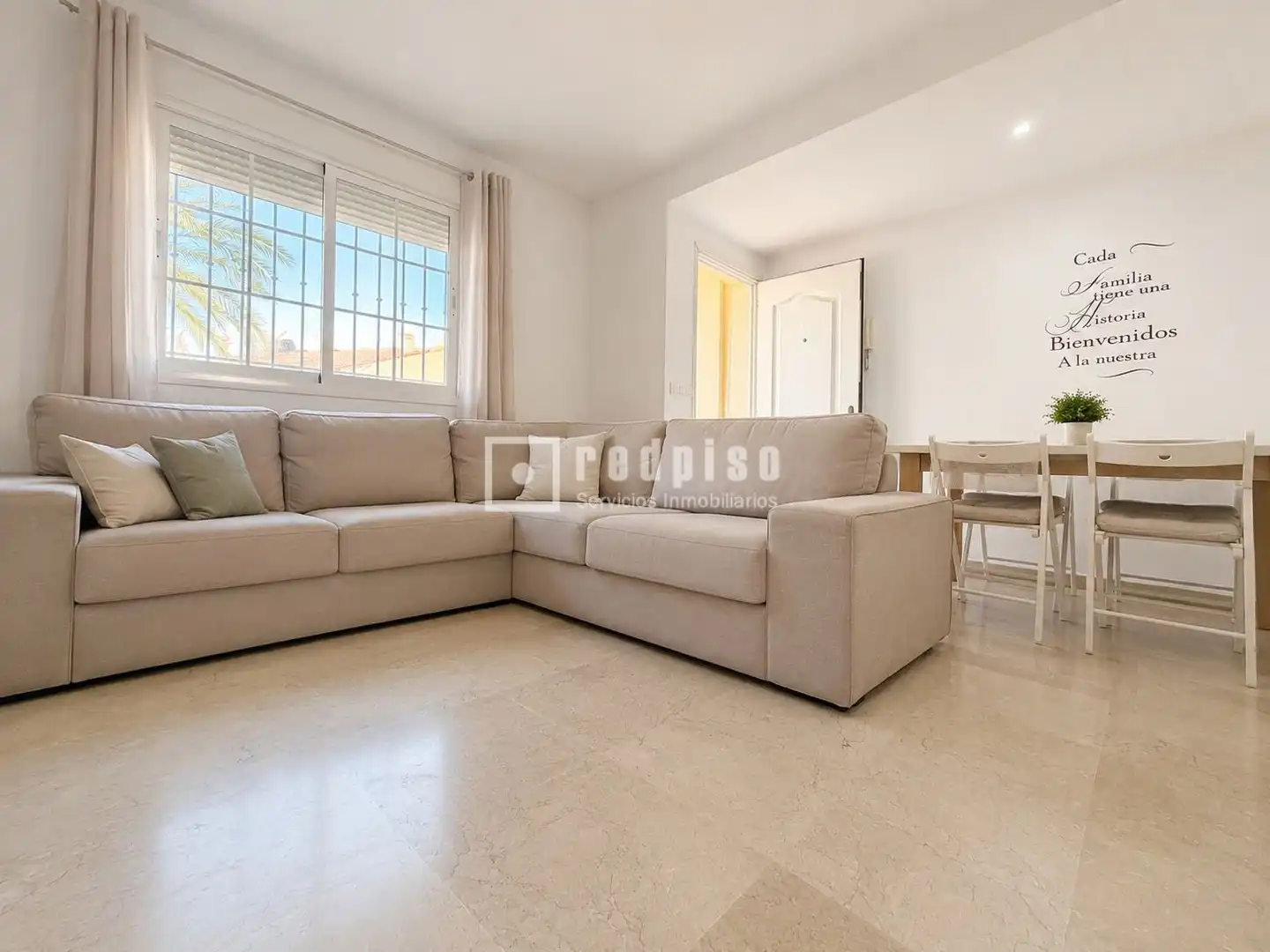 Sala d'estar de Casa o xalet en venda en Vélez-Málaga amb Jardí privat, Terrassa i Traster