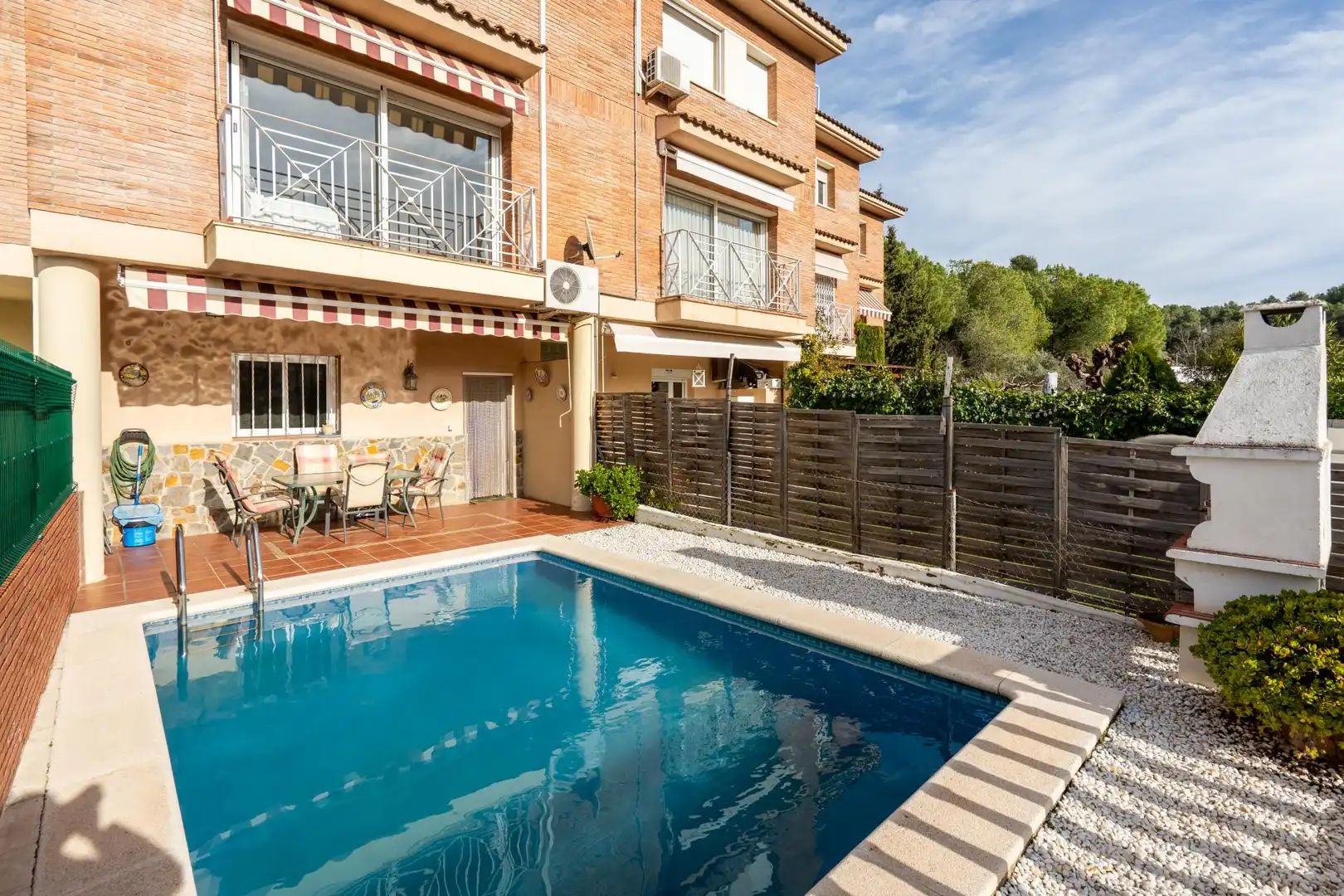 Piscina de Casa adosada en venda en La Palma de Cervelló amb Calefacció, Jardí privat i Forn