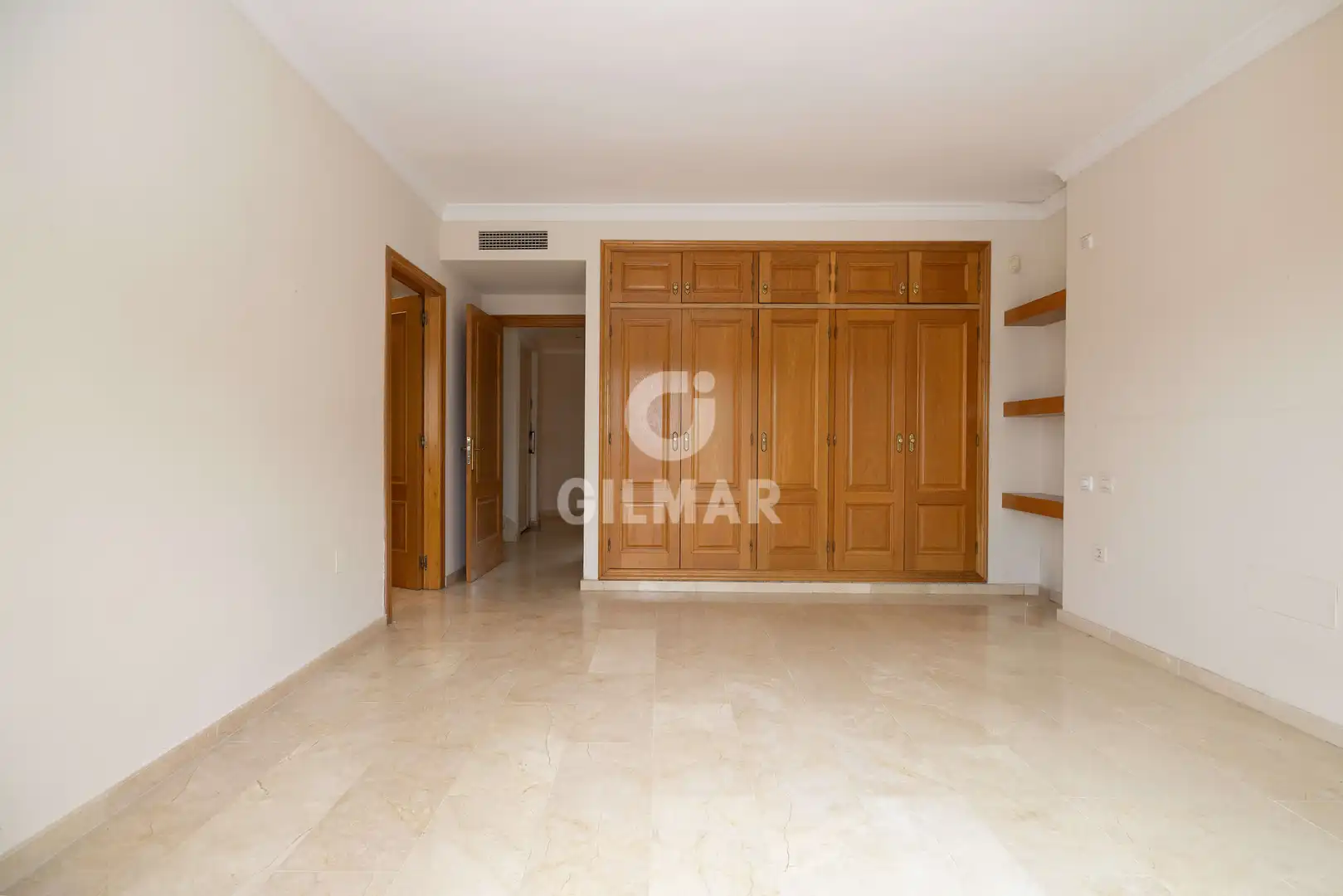 Habitación de Casa adosada en venta en Marbella con Calefacción, Jardín privado y Piscina