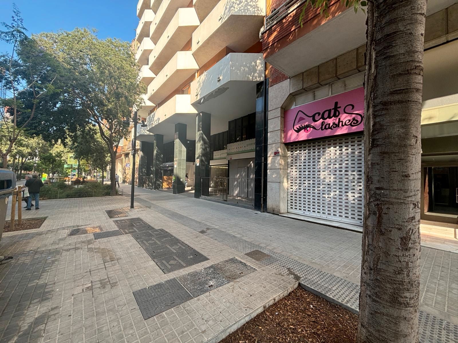 Vista exterior de Local en venda en  Barcelona Capital