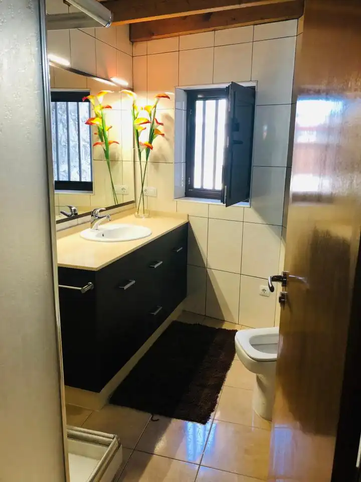 Baño de Casa adosada en venta en Ourense Capital  con Calefacción, Parquet y Amueblado