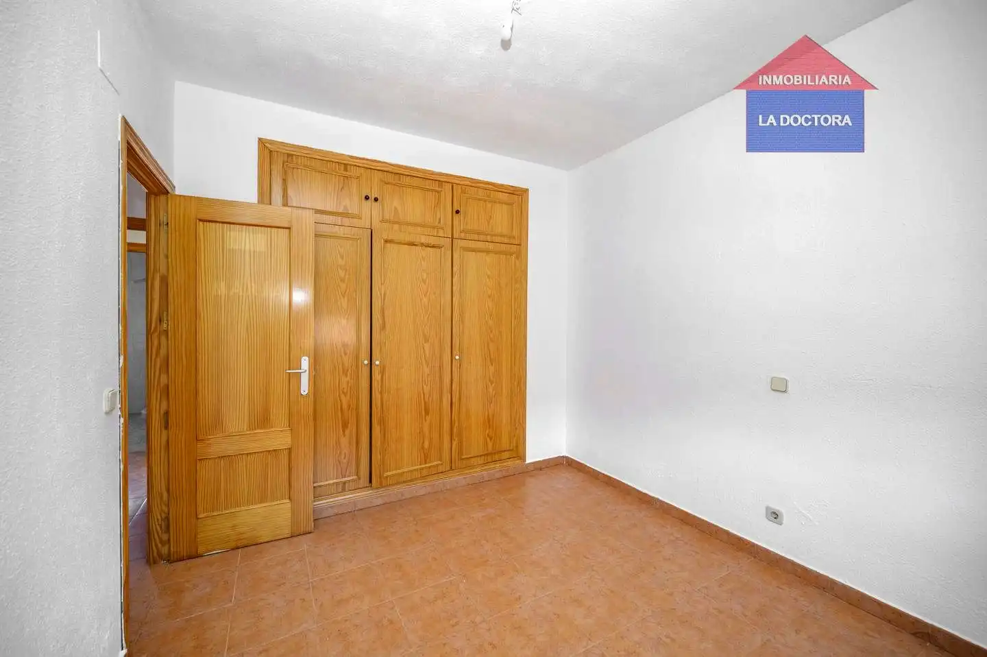 Dormitori de Casa adosada en venda en Camarena amb Calefacció, Jardí privat i Terrassa