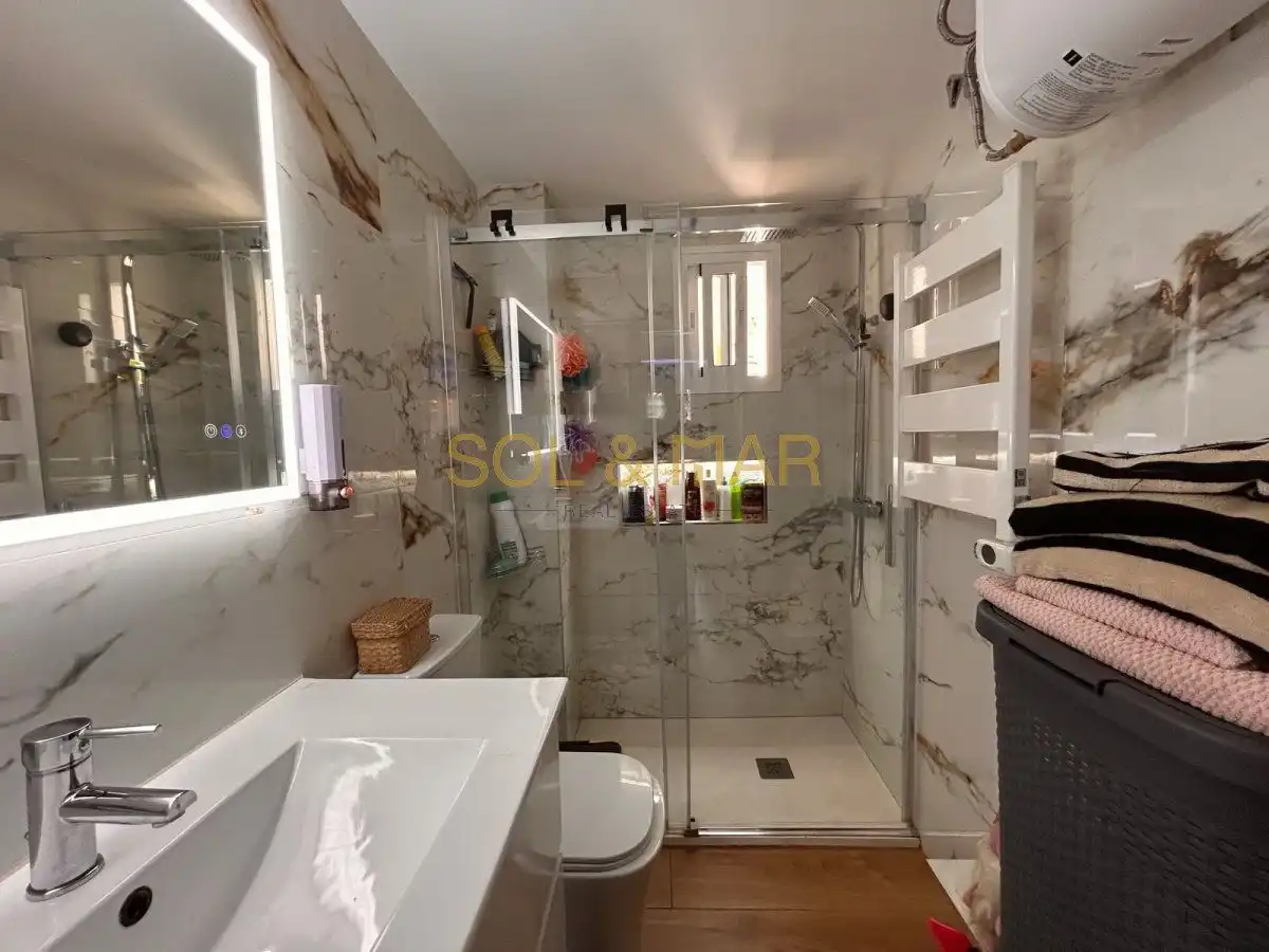 Baño de Piso en venta en Torremolinos con Aire acondicionado, Calefacción y Amueblado