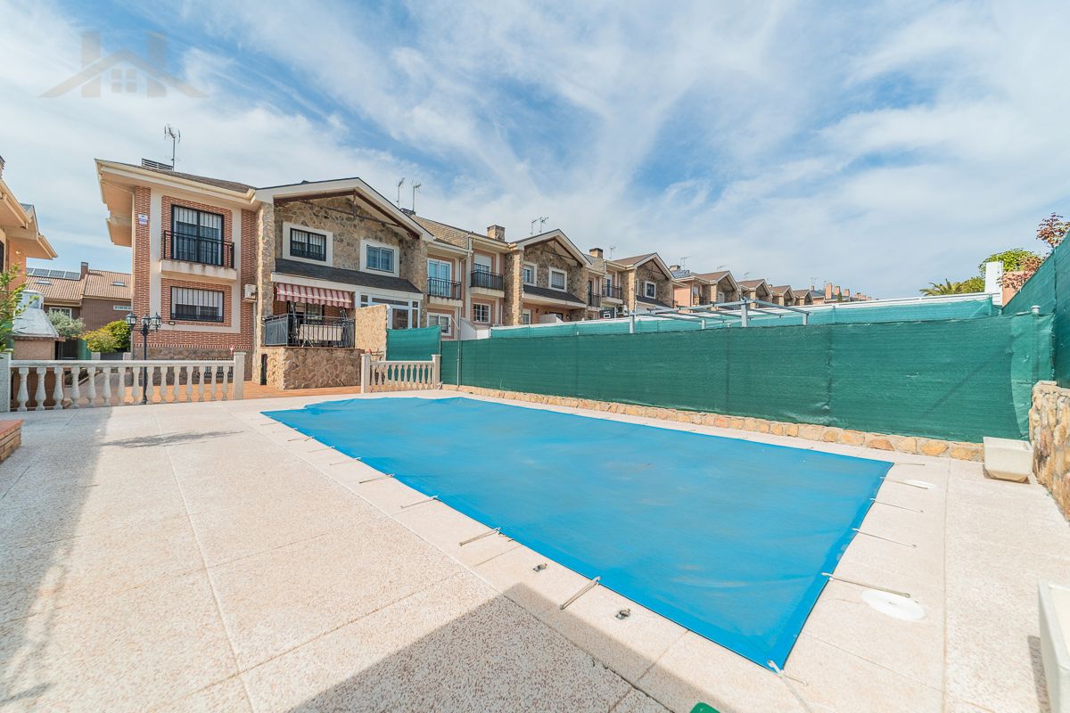 Swimming pool of Single-family semi-detached for sale in Arroyomolinos (Madrid)  with Air Conditioner, Heating and Private garden