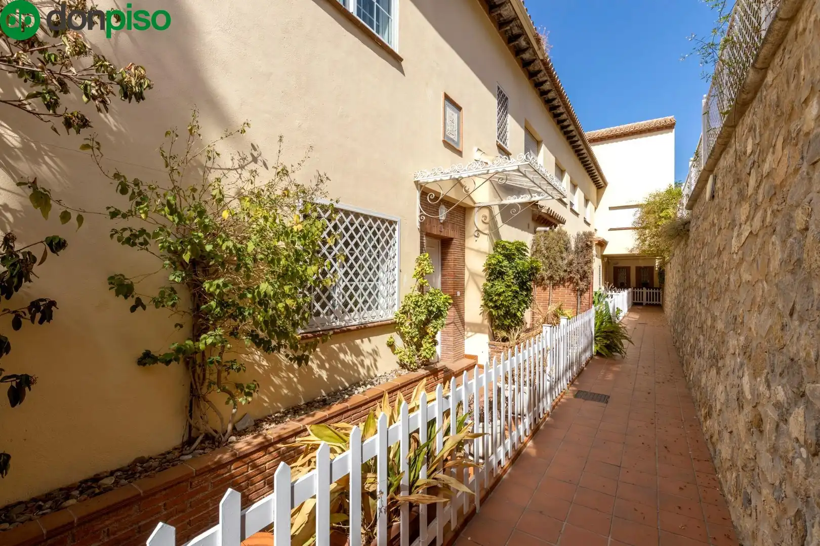 Außenansicht von Einfamilien-Reihenhaus zum Verkauf in Granada mit Klimaanlage, Heizung und Terrasse