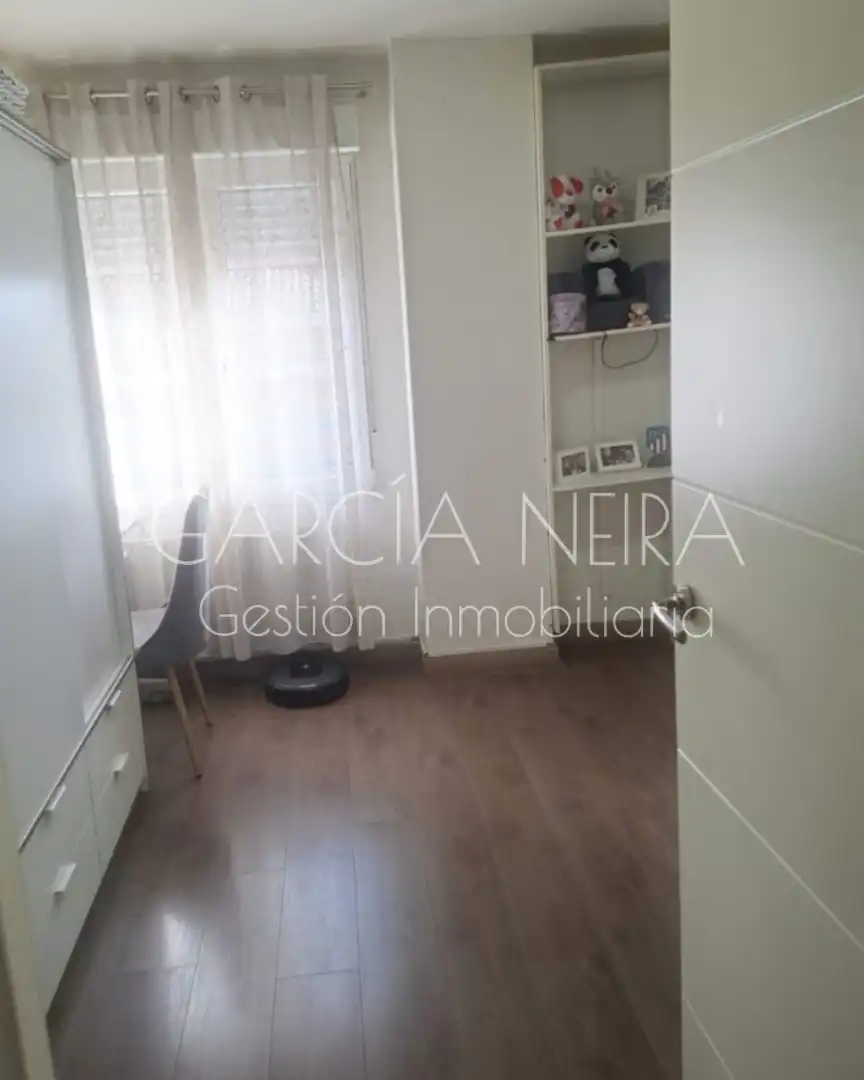 Dormitori de Pis en venda en Oviedo  amb Calefacció, Parquet i Moblat