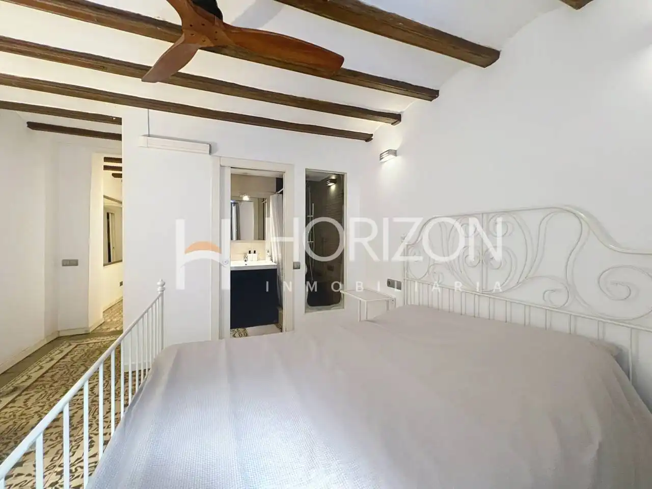Dormitori de Apartament en venda en Barcelona amb Aire condicionat, Calefacció i Moblat