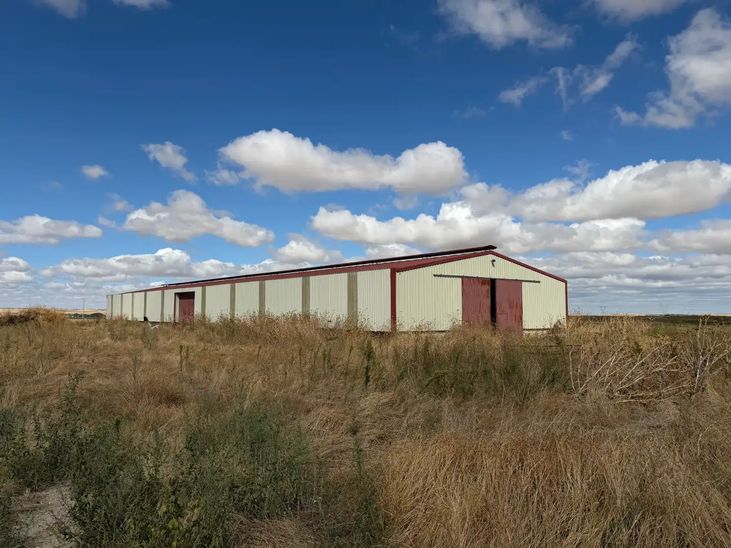 Vista exterior de Nau industrial en venda en Sangarcía
