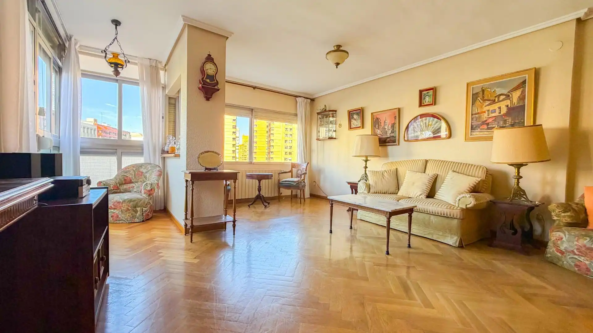 Sala d'estar de Pis en venda en  Valencia Capital amb Aire condicionat, Parquet i Balcó