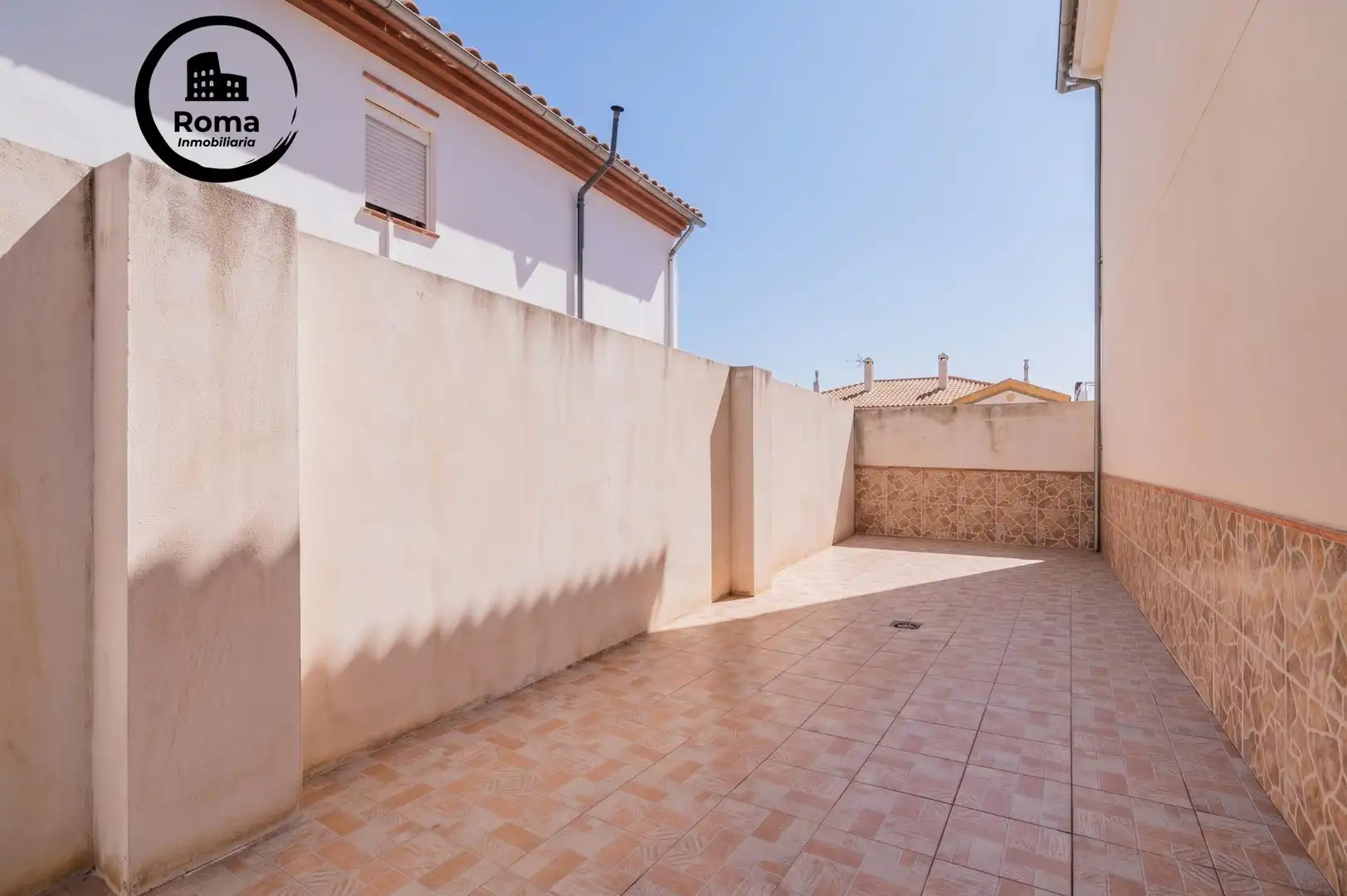 Casa aparellada amb terrassa en venda a Jun, imagen 16