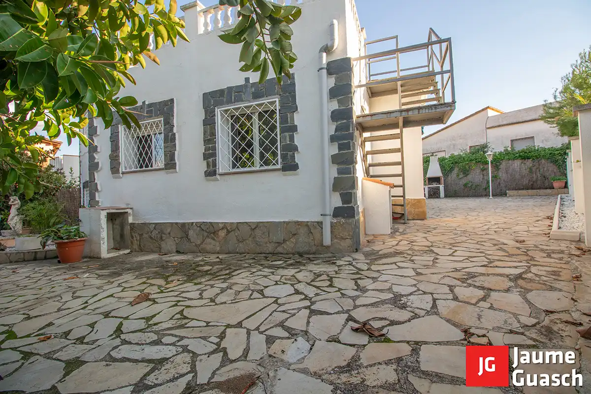 Vista exterior de Casa o xalet en venda en Torredembarra amb Aire condicionat, Calefacció i Jardí privat