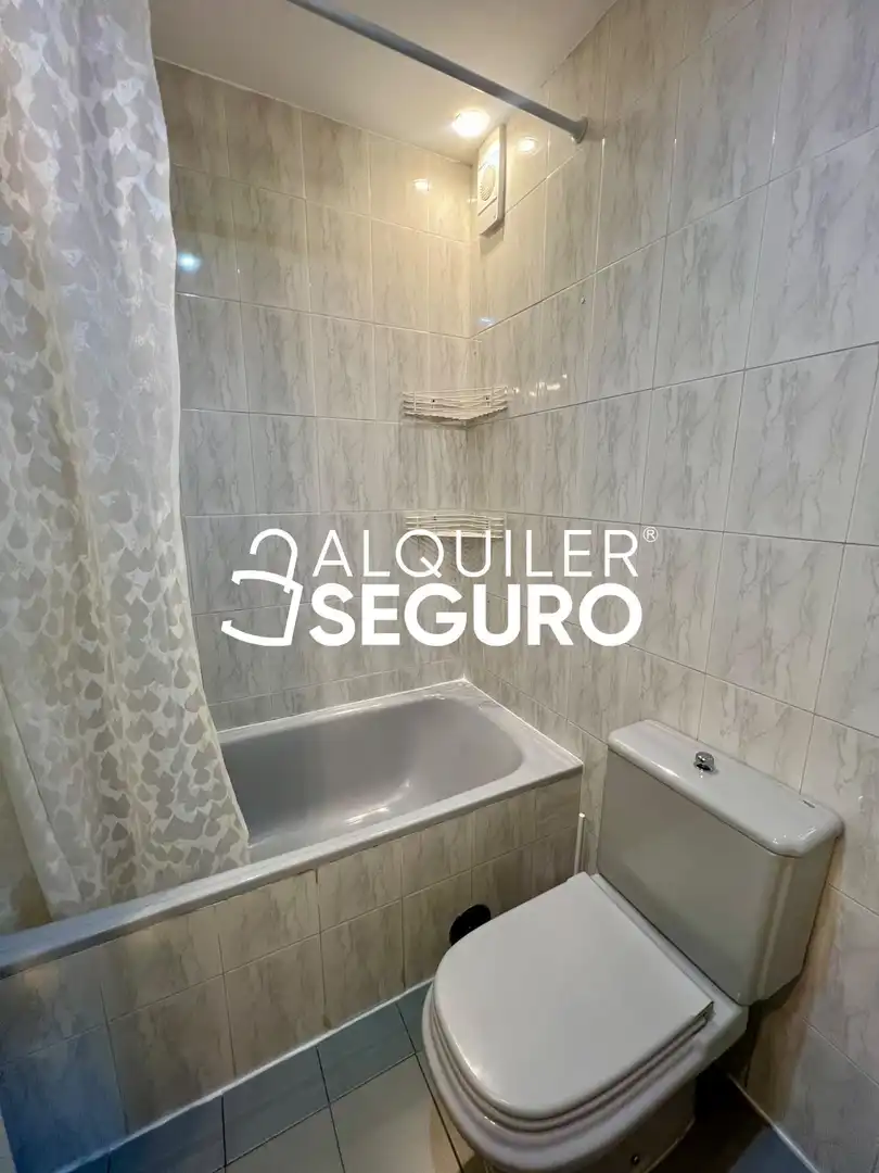 Bathroom of Flat for rent in Madrid  with Air Conditioner and Heating
