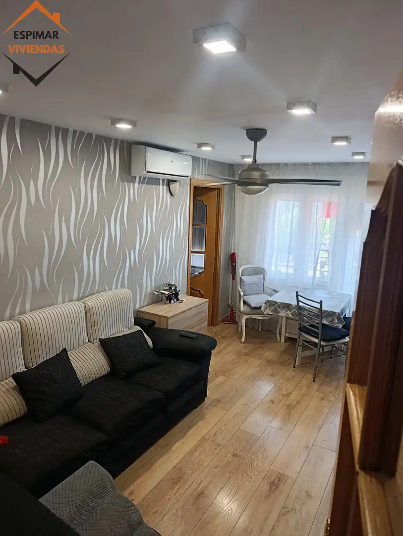 Living room of Flat for sale in Zaragoza  with Furnished and Balcony