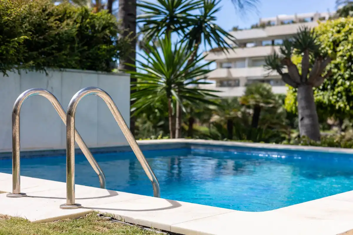 Schwimmbecken von Erdgeschoss zum Verkauf in Marbella mit Klimaanlage, Privatgarten und Terrasse