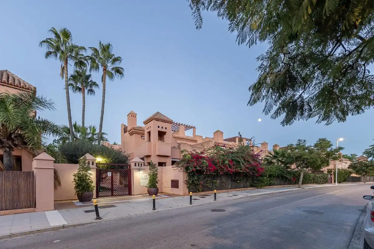 Vista exterior de Casa adosada en venta en Motril con Terraza, Balcón y Piscina comunitaria