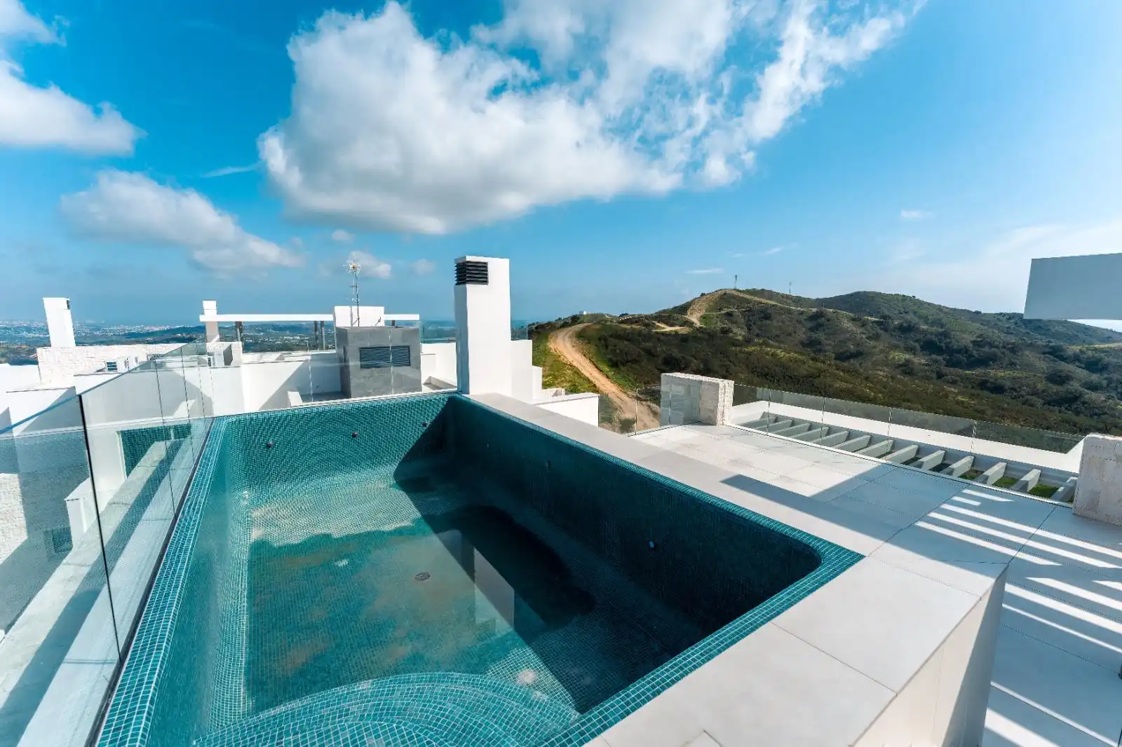 Schwimmbecken von Dachboden zum Verkauf in Ojén mit Klimaanlage, Terrasse und Abstellraum