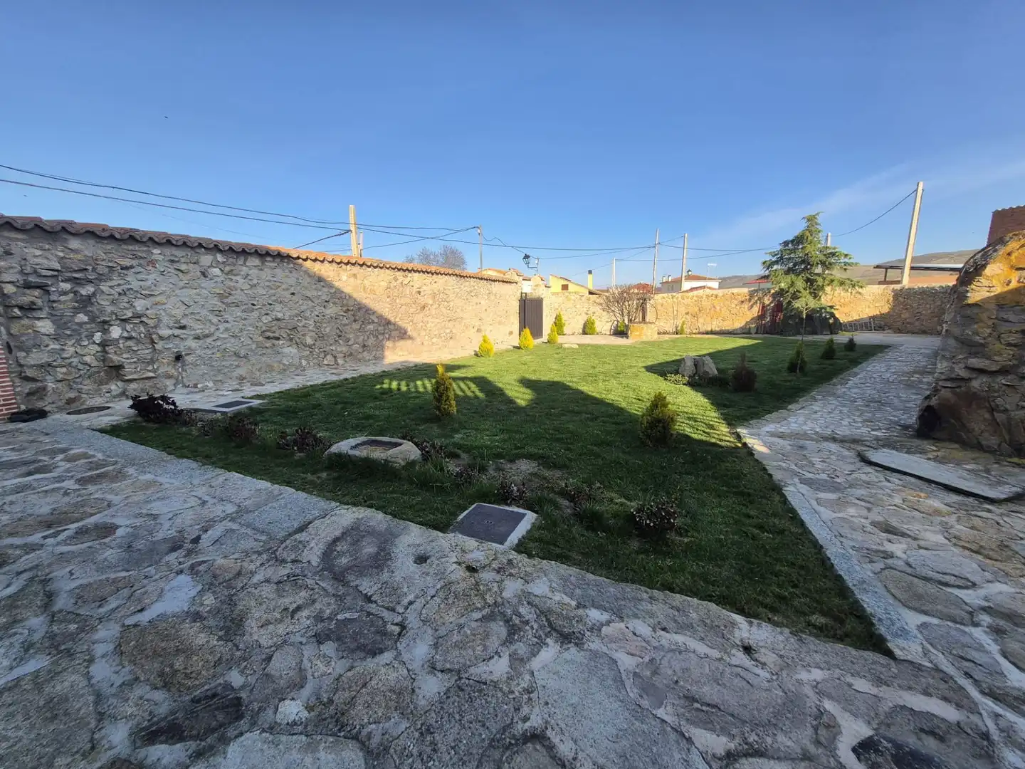 Vista exterior de Casa o xalet de lloguer en Gemuño amb Calefacció, Jardí privat i Terrassa