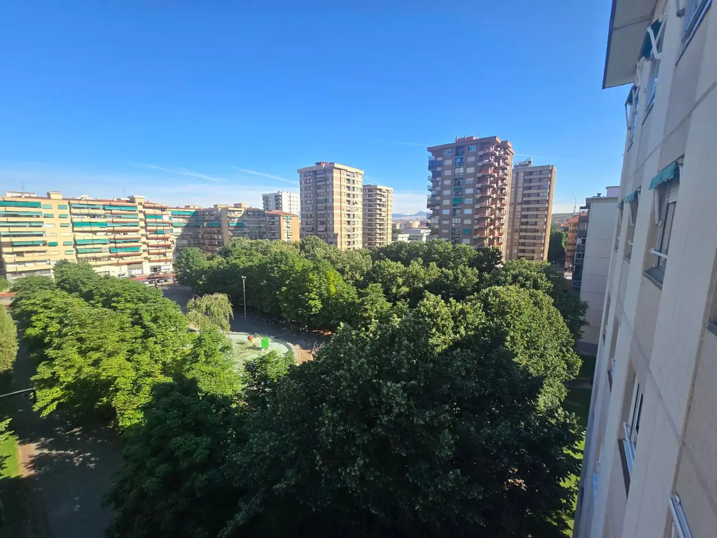 Vista exterior de Pis de lloguer en  Logroño amb Calefacció, Terrassa i Moblat