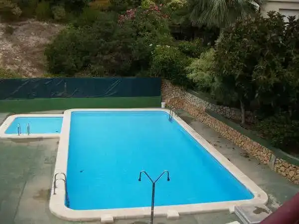 Schwimmbecken von Einfamilien-Reihenhaus zur Miete in Benidorm mit Klimaanlage, Privatgarten und Schwimmbad