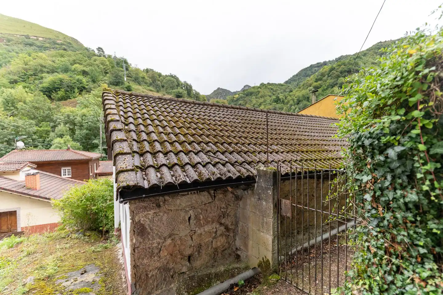 Vista exterior de Casa adosada en venta en Somiedo con Calefacción, Jardín privado y Terraza