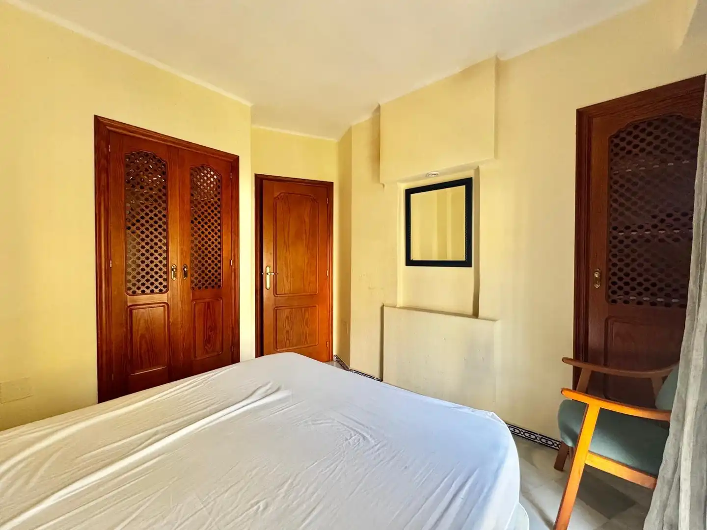 Dormitori de Apartament de lloguer en Torrevieja amb Aire condicionat, Calefacció i Moblat