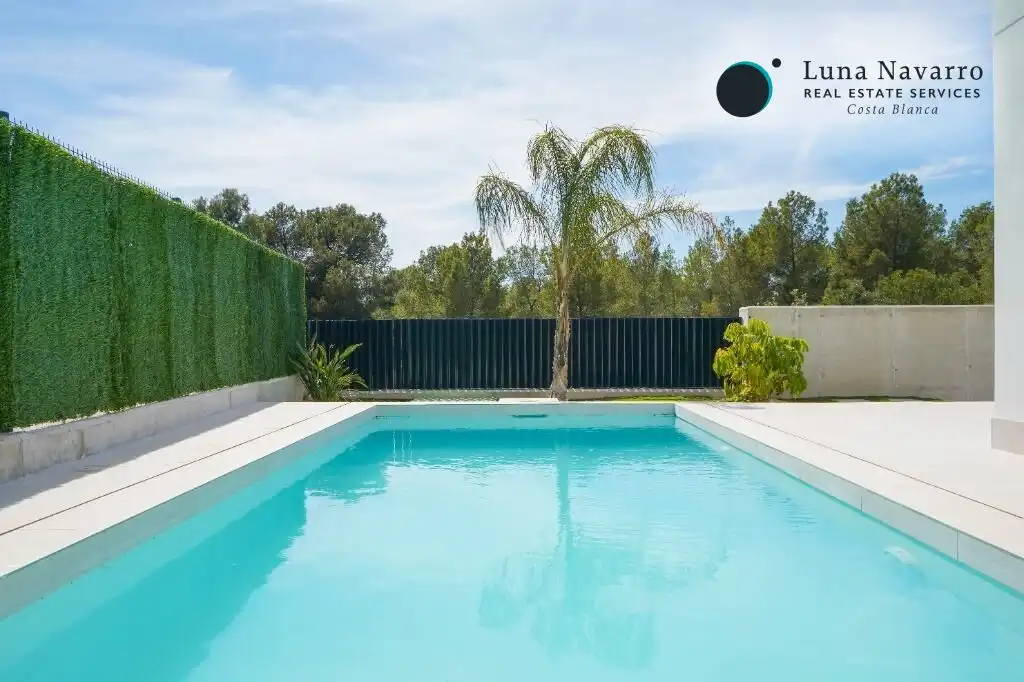 Houses for sale in Carrer Praga, Golf Bahía