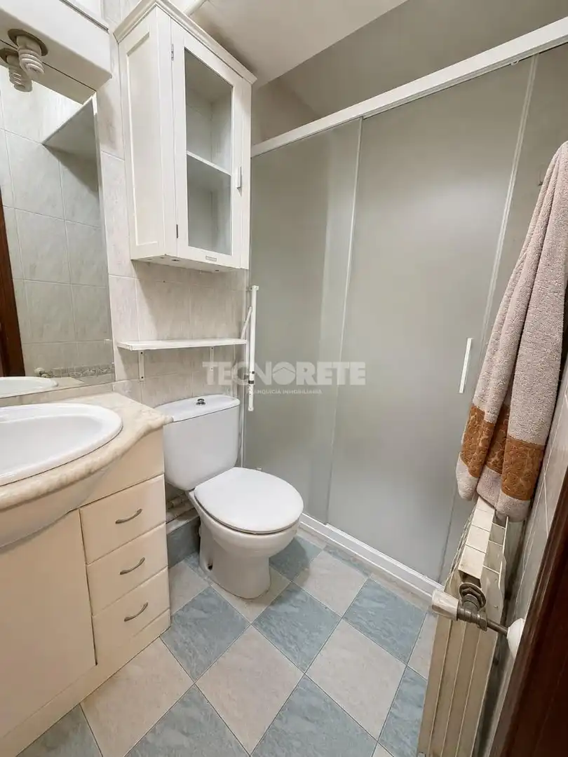 Bathroom of Flat for sale in Madrid  with Air Conditioner and Heating