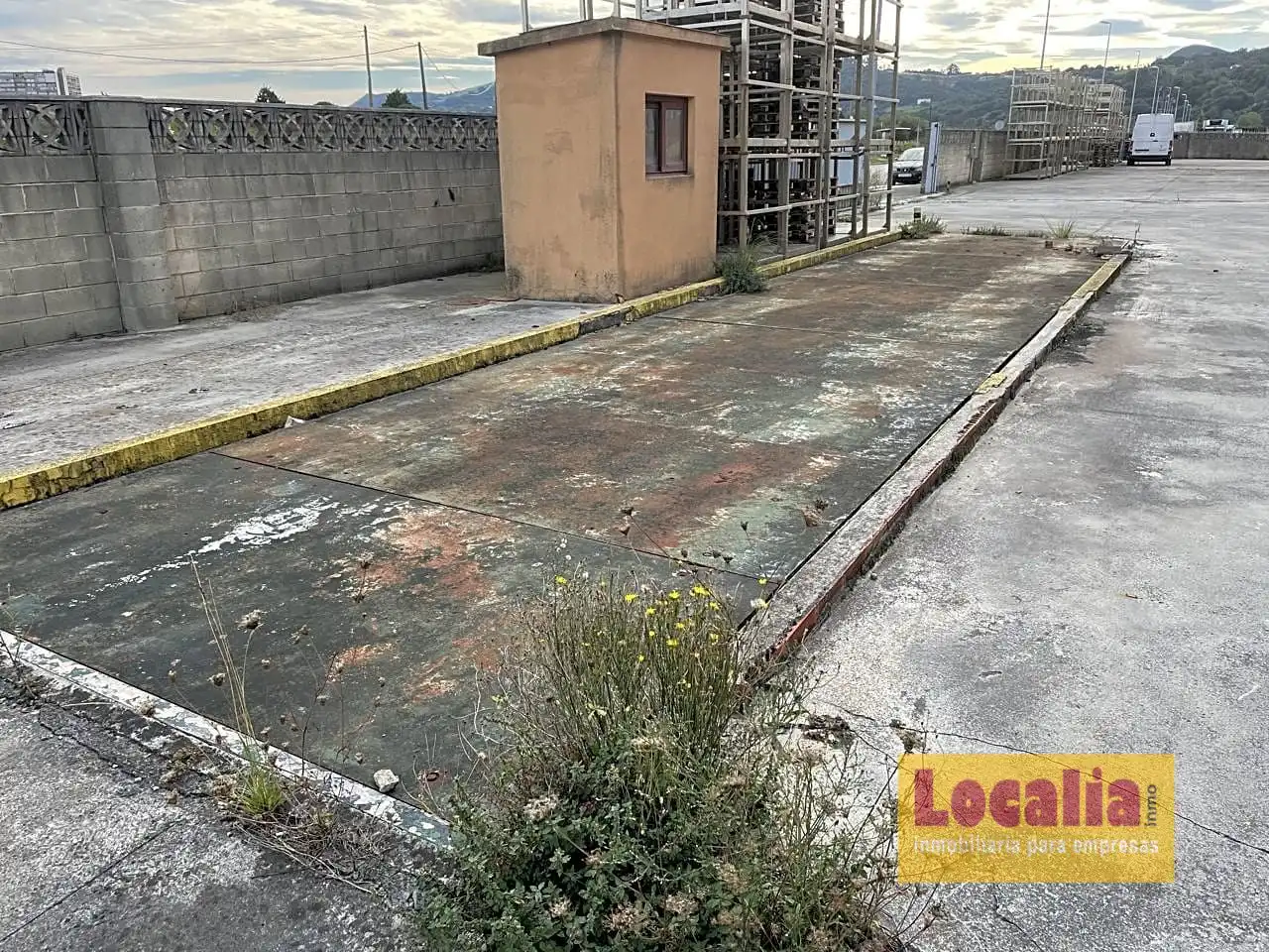 Parking de Nave industrial en venta en Laredo