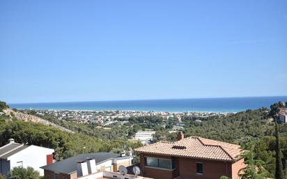 Vista exterior de Casa o xalet en venda en Castelldefels amb Traster i Piscina