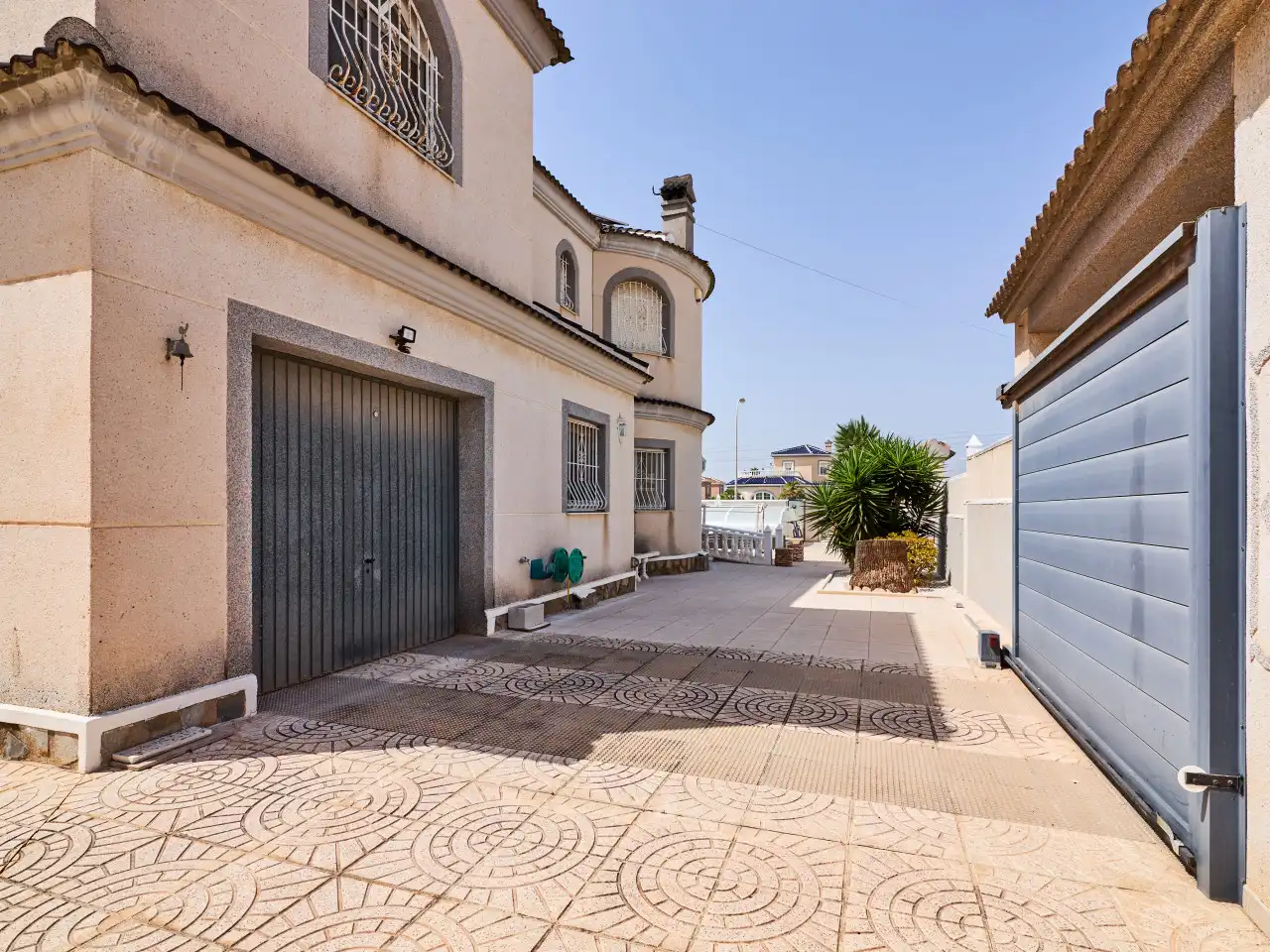 Vista exterior de Casa o xalet en venda en Torrevieja amb Aire condicionat, Calefacció i Jardí privat
