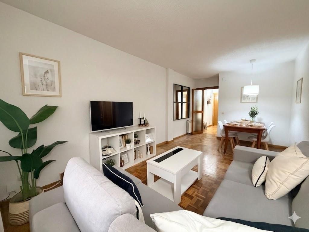 Sala de estar de Planta baja en venta en San Fernando de Henares con Calefacción, Parquet y Trastero