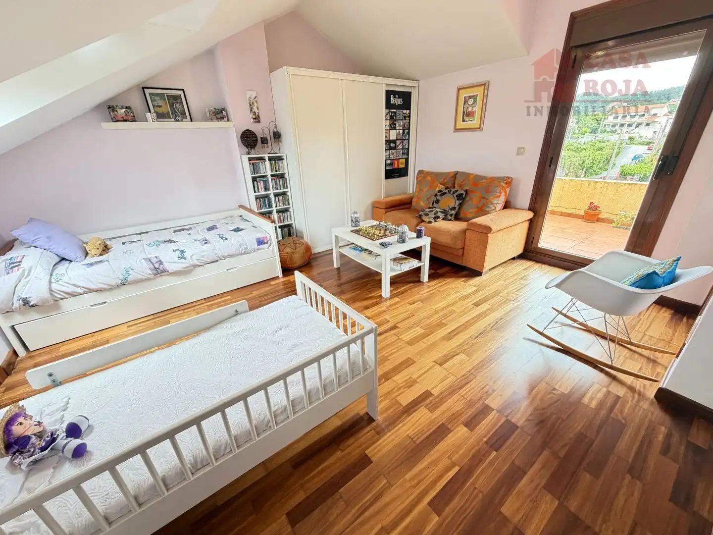 Sala d'estar de Casa adosada en venda en Cangas  amb Calefacció, Parquet i Traster