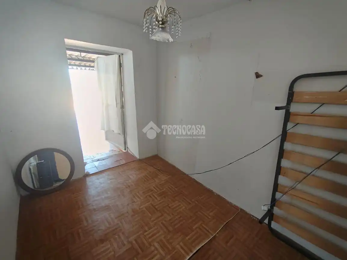 Dormitori de Casa adosada en venda en Espeluy amb Aire condicionat i Terrassa
