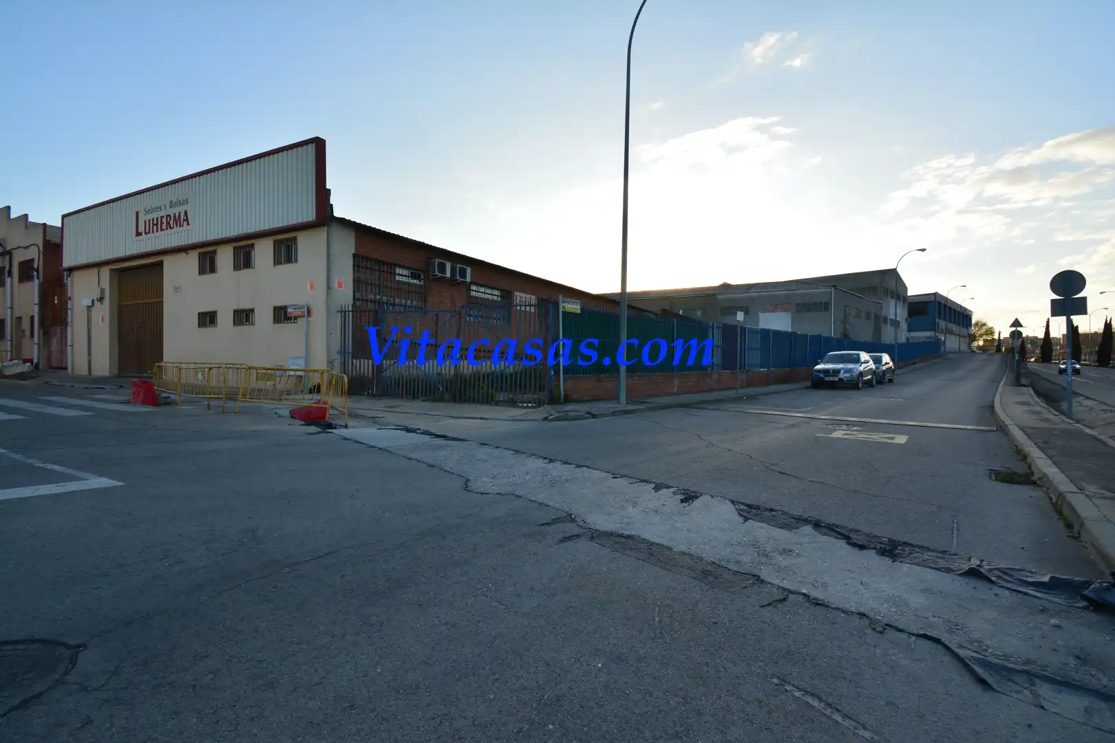Vista exterior de Nau industrial en venda en Fuenlabrada amb Alarma