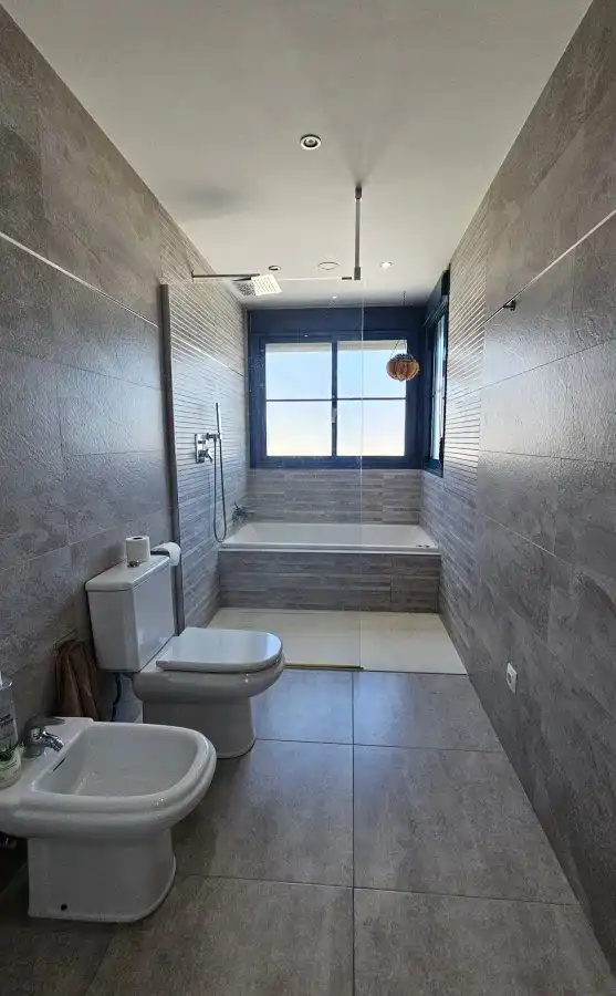 Badezimmer von Wohnungen zum Verkauf in La Alcaidesa mit Klimaanlage, Heizung und Terrasse