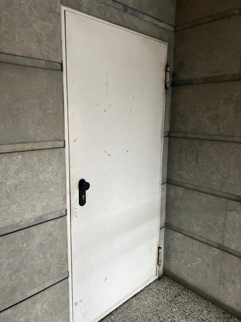 Außenansicht von Garage zum Verkauf in Nava