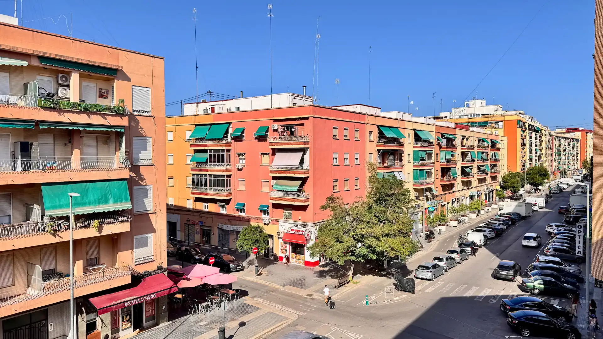 Exterior view of Apartments for sale in Valencia  with Furnished, Oven and Washing machine