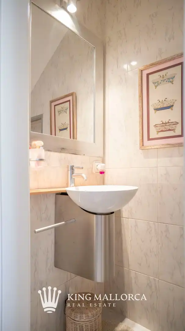 Badezimmer von Einfamilien-Reihenhaus zum Verkauf in Calvià mit Klimaanlage, Heizung und Privatgarten