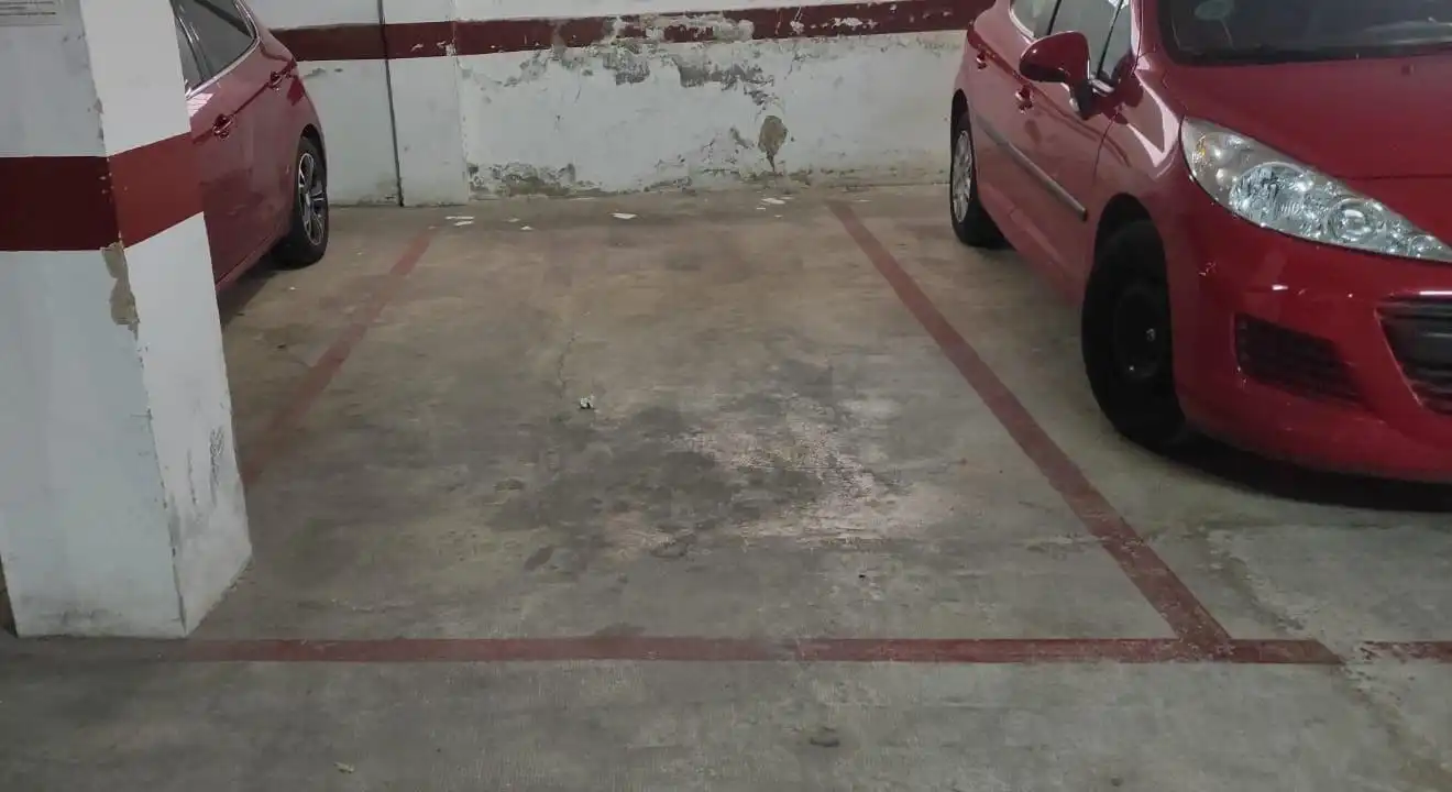 Garage for rent in Santiago el Mayor