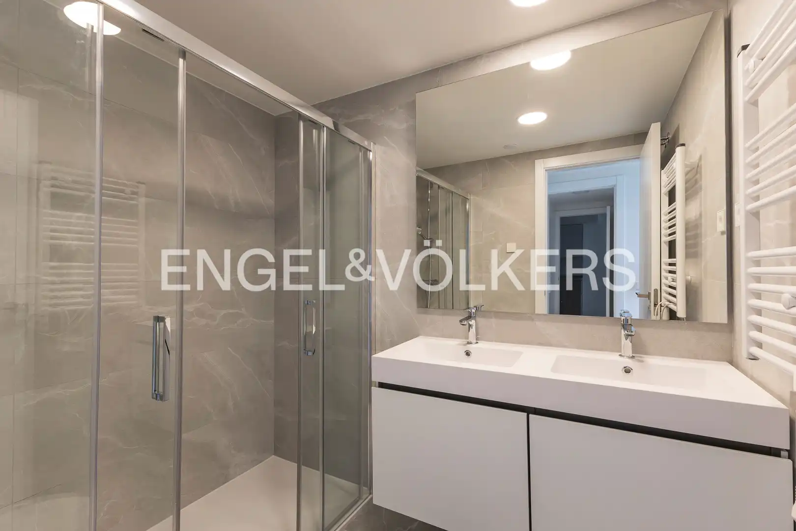Bathroom of Flat for rent in Madrid  with Air Conditioner, Heating and Storage room