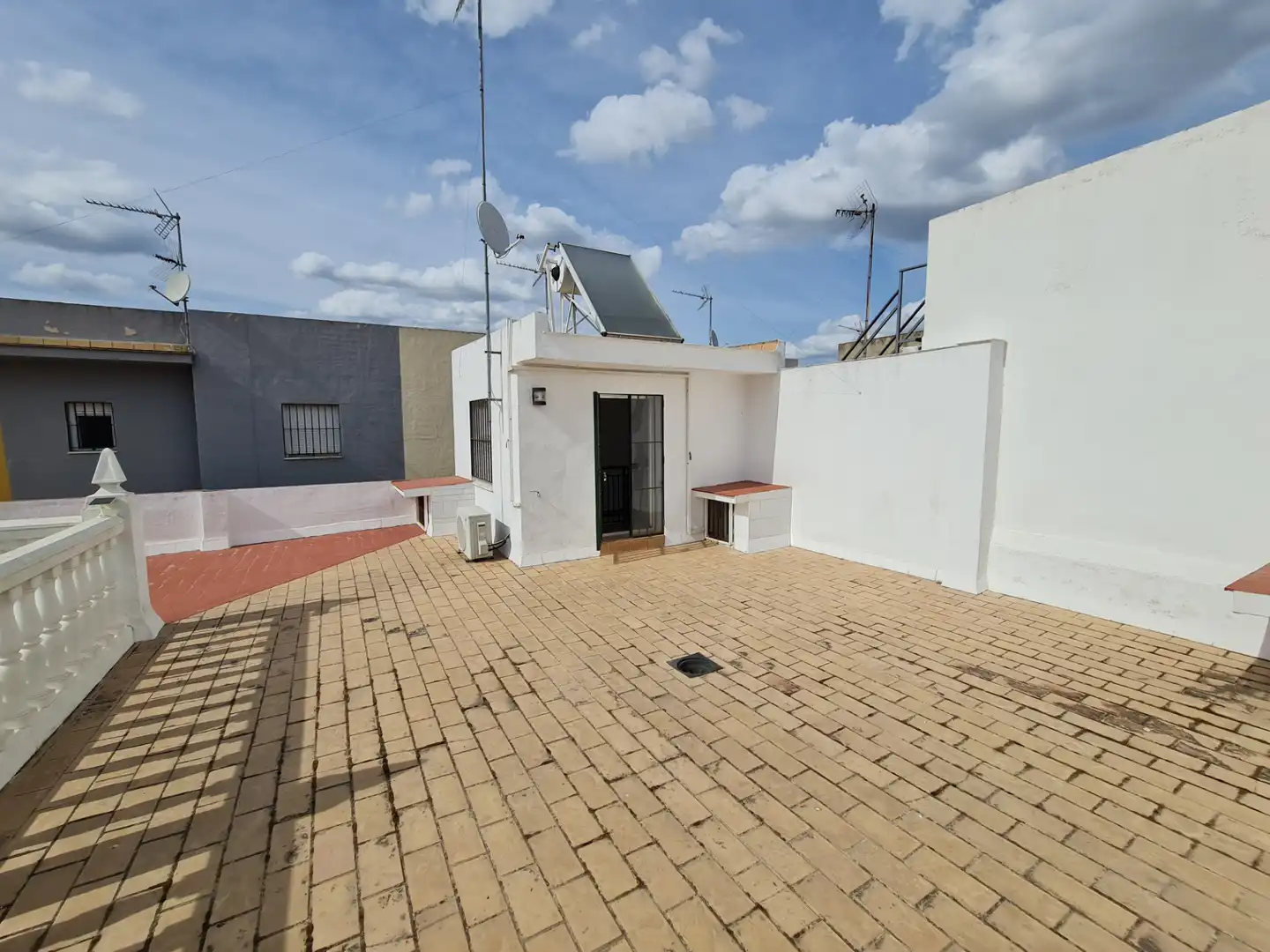Exterior view of Houses for sale in Camas  with Air Conditioner, Terrace and Storage room