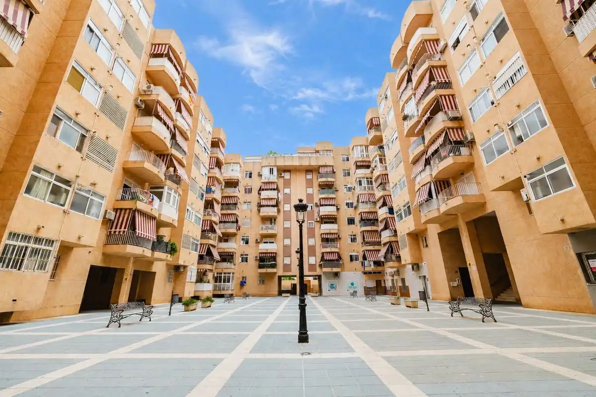 Vista exterior de Local en venda en Estepona amb Calefacció