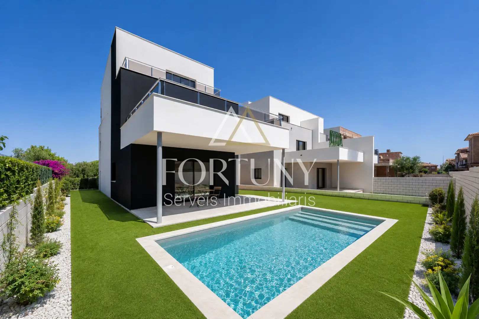 House with pool for sale in calle serra de llaveria