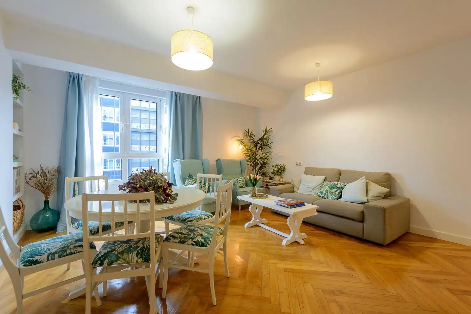 Sala de estar de Piso en venta en Oviedo  con Calefacción y Parquet