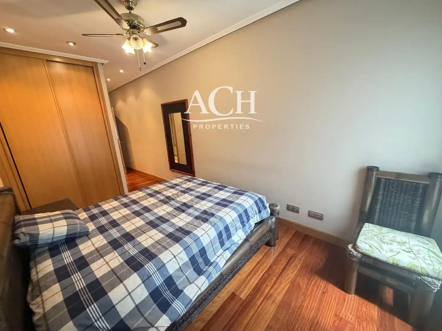 Schlafzimmer von Wohnung zur Miete in Bilbao  mit Heizung, Parkett und Möbliert