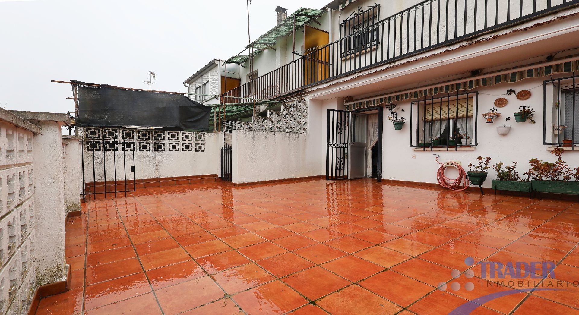 Vista exterior de Casa adosada en venda en Los Santos de la Humosa amb Jardí privat, Terrassa i Traster