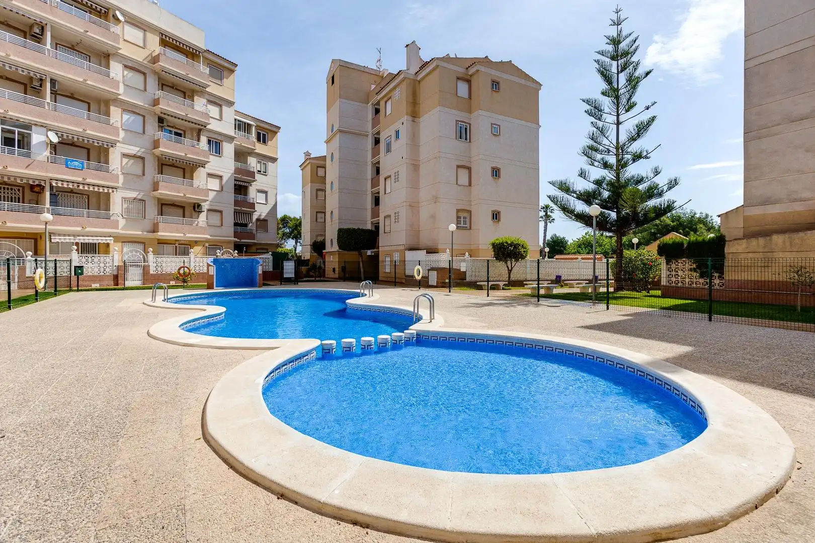 Piscina de Apartamento en venta en Torrevieja con Terraza, Amueblado y Piscina comunitaria
